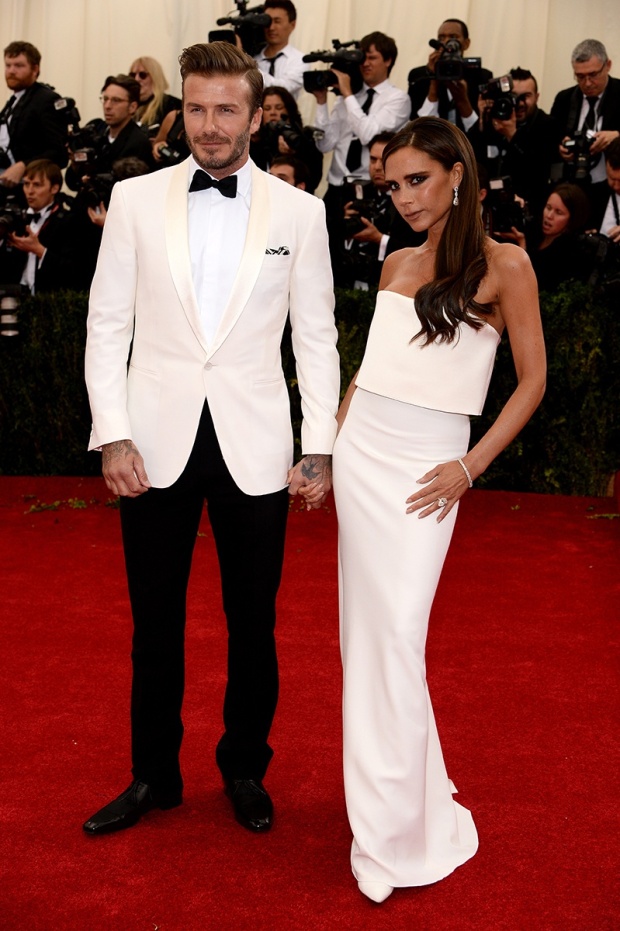 David Beckham en un traje de  Ralph Lauren Black Label y zapatos de Christian Louboutin, mientras que Victoria Beckham lleva un vestido de su propia marca.