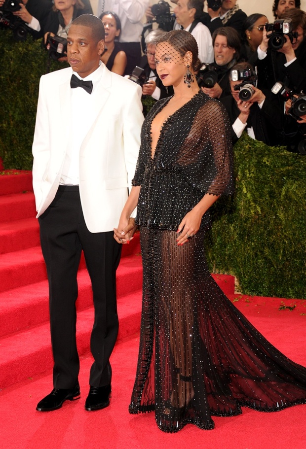 Jay Z en Givenchy Couture y  Beyoncé en un vestido de  Givenchy Couture, un velo de Philip Treacy, y joyas de Lorraine Schwartz.