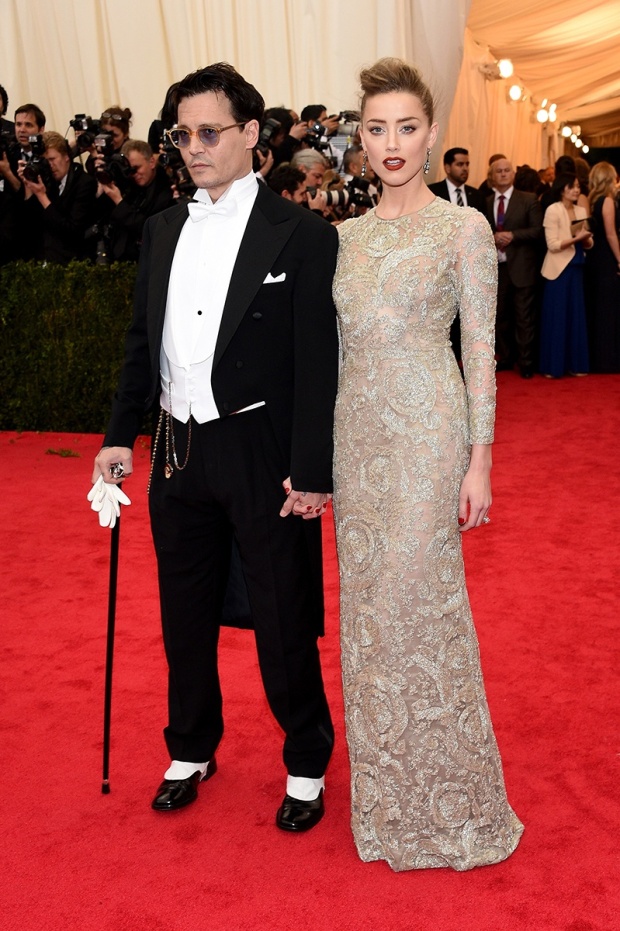 Johnny Depp en un traje de Ralph Lauren Black Label y Amber Heard en un vestido de alta costura de Giambattista Valli con joyas de Fred Leighton.
