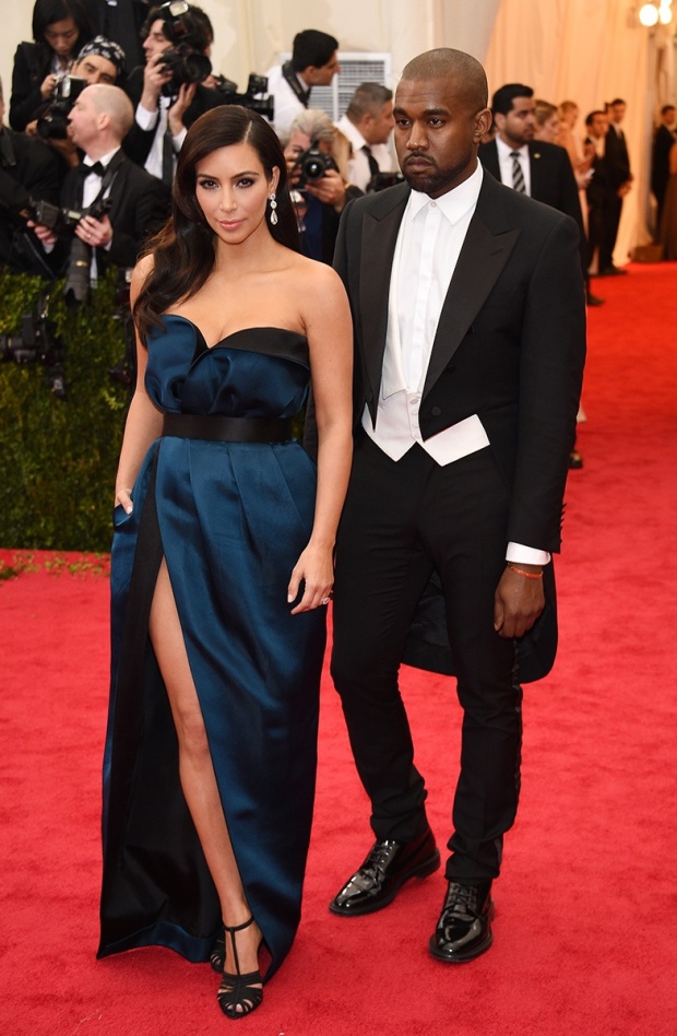 Kim Kardashian con un vestido de Lanvin y joyas de Lorraine Schwartz y Kanye West en Lanvin.